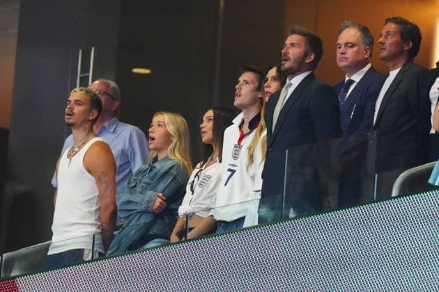 David Beckham singing the National Anthem ahead of kick-off, with Victoria Beckham, Romeo Beckham, Cruz Beckham and Harper Beckham England v Argentina, 2026 FIFA World Cup, WM, Weltmeisterschaft, Fussball Semi Final, Football, Atlanta Stadium, Atlanta, Georgia, USA - 15 Jul 2026Atlanta Atlanta Stadium Georgia (GA) United States of America  Copyright: xJavierxGarcia Shutterstockx 16992264ax