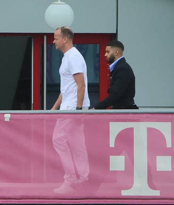 15.07.2026, FC Bayern Training , Saebenerstrasse Muenchen, Fussball, im Bild: DR jochen Hahne und Neuzugang Ismael Saibari *** July 15, 2026, FC Bayern Training, Saebenerstrasse, Munich, Soccer, Sports; pictured: DR Jochen Hahne and new signing Ismael Saibari