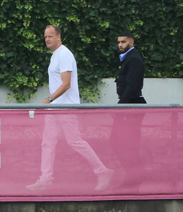 15.07.2026, FC Bayern Training , Saebenerstrasse Muenchen, Fussball, im Bild: DR jochen Hahne und Neuzugang Ismael Saibari *** July 15, 2026, FC Bayern Training, Saebenerstrasse, Munich, Soccer, Sports; pictured: DR Jochen Hahne and new signing Ismael Saibari