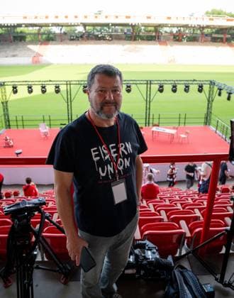 Fußball, Saison 2026 2027, 1. Bundesliga, 1. FC Union Berlin, Union-Theater, Und niemals vergessen: Eisern Union - Das Stück zum Spiel, erste Vorstellung im Stadion An der Alten Försterei, im Bild: Regisseur Jörg Steinberg, 15.07. 2026, *** Soccer, 2026–2027 season, Bundesliga 1, 1. FC Union Berlin, Union Theater, And Never Forget: Eisern Union —the play based on the game, first performance at the An der Alten Försterei stadium; pictured: director Jörg Steinberg, July 15, 2026, Copyright: xMatthiasxKochx