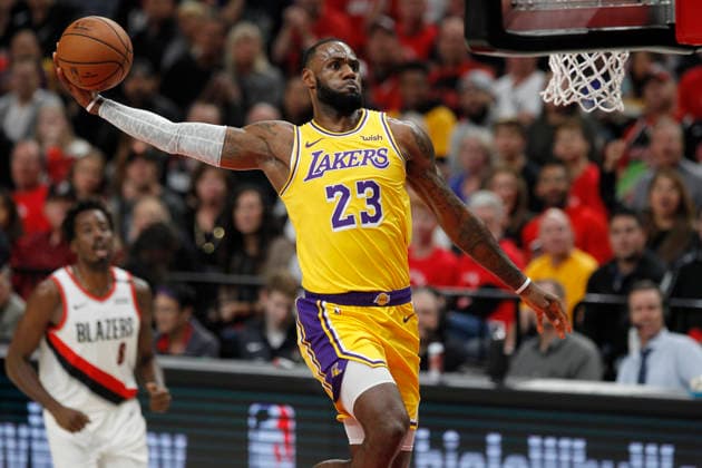 epaselect USA BASKETBALL NBA, Basketball Herren, USA Los Angeles Lakers at Portland Trail Blazers epaselect epa07103400 Los Angeles Lakers forward LeBron James goes to the basket for a dunk in the first half of the NBA basketball game between the Portland Trail Blazers and the Los Angeles Lakers at the Moda Center in Portland, Oregon, USA, 18 October 2018. Portland United States  Copyright: xSTEVExDIPAOLAx