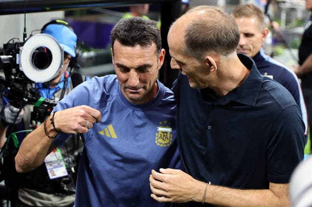 FIFA World Cup, WM, Weltmeisterschaft, Fussball 2026 semifinals - England vs Argentina England s head coach Thomas Tuchel (R) and Argentina s head coach Lionel Scaloni react ahead of the FIFA World Cup 2026 semifinals match England against Argentina, in Atlanta, USA, 15 July 2026. ATLANTA United States  Copyright: xRONALDxWITTEKx