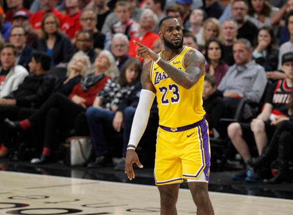 USA BASKETBALL NBA, Basketball Herren, USA Los Angeles Lakers at Portland Trail Blazers epa07103595 Los Angeles Lakers forward LeBron James gestures to a teammate in the second half of the NBA basketball game between the Portland Trail Blazers and the Los Angeles Lakers at the Moda Center in Portland, Oregon, USA, 18 October 2018. Portland United States  Copyright: xSTEVExDIPAOLAx