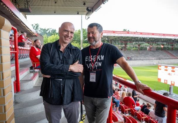 Fußball, Saison 2026 2027, 1. Bundesliga, 1. FC Union Berlin, Union-Theater, Und niemals vergessen: Eisern Union - Das Stück zum Spiel, erste Vorstellung im Stadion An der Alten Försterei, im Bild: v. l. Regisseur Jochen Alexander Freydank, der das Stück verfilmen will und Theaterstück-Regisseur Jörg Steinberg, 15.07. 2026, *** Soccer, 2026–2027 Season, Bundesliga 1, 1. FC Union Berlin, Union Theater, And Never Forget: Eisern Union —the play based on the game, first performance at the An der Alten Försterei stadium; pictured from left: director Jochen Alexander Freydank, who plans to film the play, and play director Jörg Steinberg, July 15, 2026, Copyright: xMatthiasxKochx