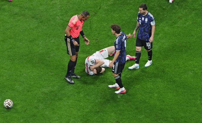 FIFA World Cup, WM, Weltmeisterschaft, Fussball 2026 semifinals - England vs Argentina Elliot Anderson of England (C) lies on the pitch during the FIFA World Cup 2026 semifinals match England against Argentina, in Atlanta, USA, 15 July 2026. ATLANTA United States  Copyright: xCRISTOBALxHERRERA-ULASHKEVICHx
