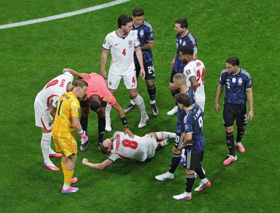 FIFA World Cup, WM, Weltmeisterschaft, Fussball 2026 semifinals - England vs Argentina Elliot Anderson of England (C) lies on the pitch during the FIFA World Cup 2026 semifinals match England against Argentina, in Atlanta, USA, 15 July 2026. ATLANTA United States  Copyright: xCRISTOBALxHERRERA-ULASHKEVICHx