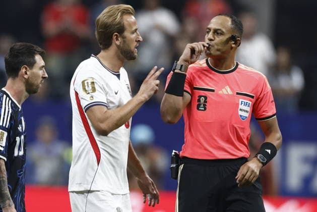 FIFA World Cup, WM, Weltmeisterschaft, Fussball 2026 semifinals - England vs Argentina US referee Ismail Elfath (R) and Harry Kane of England react during the FIFA World Cup 2026 semifinals match England against Argentina, in Atlanta, USA, 15 July 2026. ATLANTA United States  Copyright: xWILLxOLIVERx