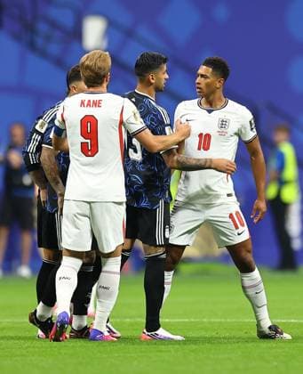 Cristian Romero of Argentina and Jude Bellingham of England argue England v Argentina, 2026 FIFA World Cup, WM, Weltmeisterschaft, Fussball Semi Final, Football, Atlanta Stadium, Atlanta, Georgia, USA - 15 Jul 2026Atlanta Atlanta Stadium Georgia (GA) United States of America  Copyright: xMichaelxZemanek Shutterstockx 16992756au