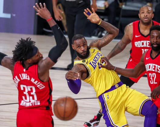 USA BASKETBALL NBA, Basketball Herren, USA PLAYOFFS Los Angeles Lakers at Houston Rockets epa08660267 Los Angeles Lakers forward LeBron James (2-L) passes against Houston Rockets forward Robert Covington (L), Houston Rockets forward P.J. Tucker (2-R) and Houston Rockets forward Jeff Green (R) during the first half of the NBA basketball semifinal Western Conference playoff game four between the Los Angeles Lakers and the Houston Rockets at the ESPN Wide World of Sports Complex in Kissimmee, Florida, USA, 10 September 2020. Kissimmee United States  Copyright: xERIKxS.xLESSERx