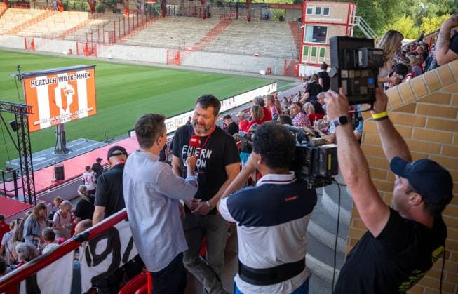 Fußball, Saison 2026 2027, 1. Bundesliga, 1. FC Union Berlin, Union-Theater, Und niemals vergessen: Eisern Union - Das Stück zum Spiel, erste Vorstellung im Stadion An der Alten Försterei, im Bild: Regisseur Jörg Steinberg im Interview, 15.07. 2026, *** Soccer, 2026–2027 Season, Bundesliga 1, 1. FC Union Berlin, Union Theater, And Never Forget: Eisern Union —the play based on the game, first performance at the An der Alten Försterei Stadium; pictured: Director Jörg Steinberg being interviewed, July 15, 2026, Copyright: xMatthiasxKochx