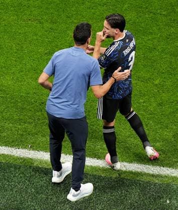 Nicolas Tagliafico of Argentina and Lionel Scaloni Manager Head Coach of Argentina. England v Argentina, 2026 FIFA World Cup, WM, Weltmeisterschaft, Fussball Semi Final, Football, Atlanta Stadium, Atlanta, Georgia, USA - 15 Jul 2026Atlanta Atlanta Stadium Georgia (GA) United States of America  Copyright: xIsmaelxAdnan Shutterstockx 16992263af