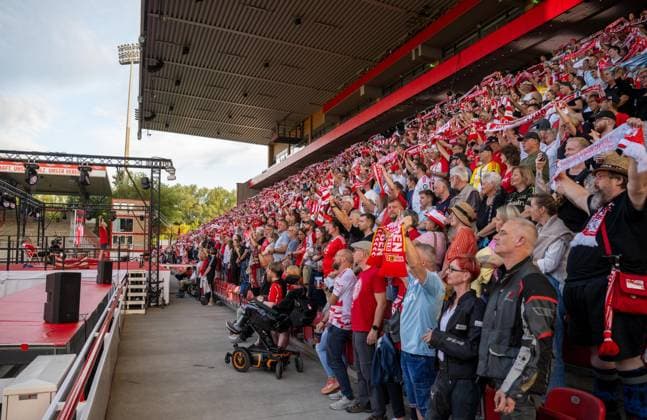 Fußball, Saison 2026 2027, 1. Bundesliga, 1. FC Union Berlin, Union-Theater, Und niemals vergessen: Eisern Union - Das Stück zum Spiel, erste Vorstellung im Stadion An der Alten Försterei, im Bild: Bühne und Zuschauer, 15.07. 2026, *** Soccer, 2026–2027 season, Bundesliga 1, 1. FC Union Berlin, Union Theater, And Never Forget: Eisern Union —the play based on the game, first performance at the An der Alten Försterei stadium; pictured: the stage and the audience, July 15, 2026, Copyright: xMatthiasxKochx