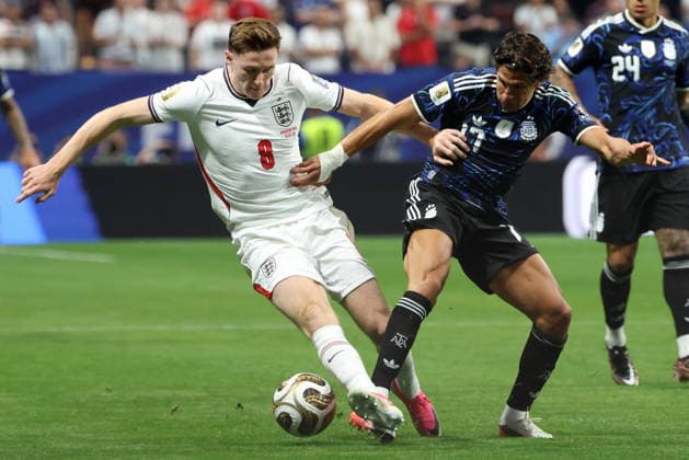 FIFA World Cup, WM, Weltmeisterschaft, Fussball 2026 semifinals - England vs Argentina Elliot Anderson of England (L) in action against Giuliano Simeone of Argentina (R) during the FIFA World Cup 2026 semifinals match England against Argentina, in Atlanta, Georgia, USA, 15 July 2026. ATLANTA United States  Copyright: xOLGAxFEDOROVAx