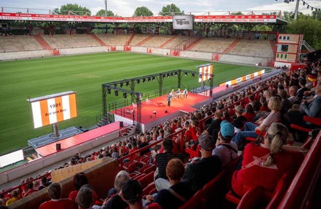 Fußball, Saison 2026 2027, 1. Bundesliga, 1. FC Union Berlin, Union-Theater, Und niemals vergessen: Eisern Union - Das Stück zum Spiel, erste Vorstellung im Stadion An der Alten Försterei, im Bild: Bühne und Zuschauer, 15.07. 2026, *** Soccer, 2026–2027 season, Bundesliga 1, 1. FC Union Berlin, Union Theater, And Never Forget: Eisern Union —the play based on the game, first performance at the An der Alten Försterei stadium; pictured: the stage and the audience, July 15, 2026, Copyright: xMatthiasxKochx