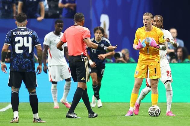 Jordan Pickford of England talks to the referee England v Argentina, 2026 FIFA World Cup, WM, Weltmeisterschaft, Fussball Semi Final, Football, Atlanta Stadium, Atlanta, Georgia, USA - 15 Jul 2026Atlanta Atlanta Stadium Georgia (GA) United States of America  Copyright: xMichaelxZemanek Shutterstockx 16992756ay