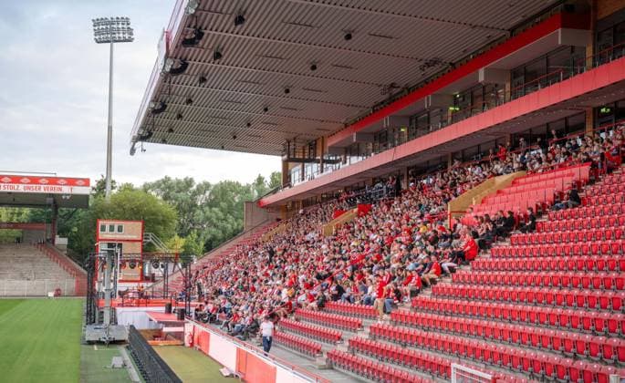 Fußball, Saison 2026 2027, 1. Bundesliga, 1. FC Union Berlin, Union-Theater, Und niemals vergessen: Eisern Union - Das Stück zum Spiel, erste Vorstellung im Stadion An der Alten Försterei, im Bild: Übersicht, 15.07. 2026, *** Soccer, 2026–2027 Season, Bundesliga 1, 1. FC Union Berlin, Union Theater, And Never Forget: Eisern Union —The Play for the Game, first performance at the An der Alten Försterei Stadium, pictured: overview, July 15, 2026, Copyright: xMatthiasxKochx