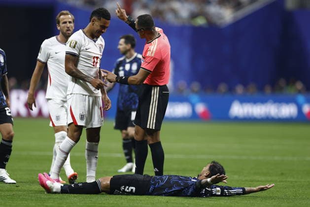 Sport Bilder des Tages FIFA World Cup, WM, Weltmeisterschaft, Fussball 2026 semifinals - England vs Argentina Morgan Rogers of England and Leandro Paredes (down) of Argentina react during the FIFA World Cup 2026 semifinals match England against Argentina, in Atlanta, USA, 15 July 2026. ATLANTA United States  Copyright: xWILLxOLIVERx