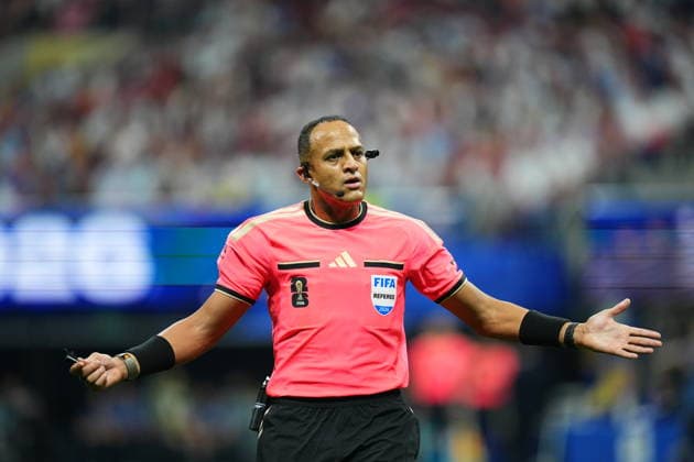 England v Argentina - FIFA World Cup, WM, Weltmeisterschaft, Fussball 2026 - Semi Finals ATLANTA, USA - JULY 15: Referee Ismail Elfath leads the 2026 FIFA World Cup semi-final match between England and Argentina at Mercedes-Benz Stadium (Atlanta Stadium) in Atlanta, Georgia, United States on July 15, 2026. Evrim Aydin Anadolu Georgia United States. Editorial use only. Please get in touch for any other usage.  Copyright: x2026xAnadoluxEvrimxAydinx