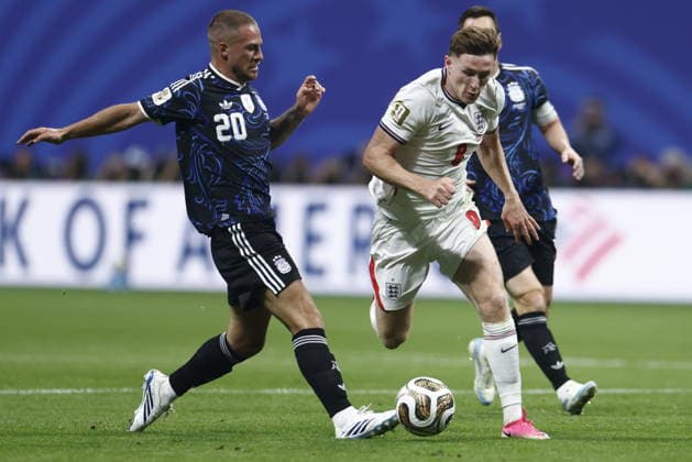 FIFA World Cup, WM, Weltmeisterschaft, Fussball 2026 semifinals - England vs Argentina Morgan Rogers (R) of England and Alexis Mac Allister of Argentina in action during the FIFA World Cup 2026 semifinals match England against Argentina, in Atlanta, USA, 15 July 2026. ATLANTA United States  Copyright: xWILLxOLIVERx