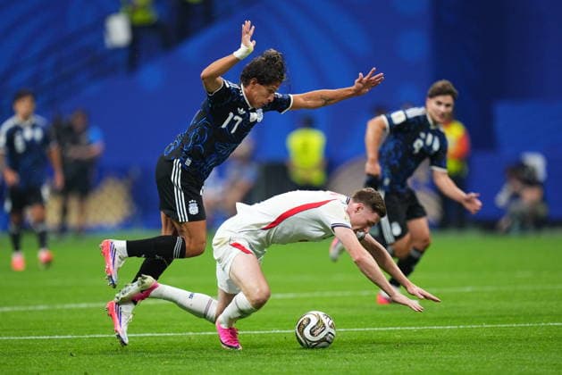 England v Argentina - FIFA World Cup, WM, Weltmeisterschaft, Fussball 2026 - Semi Finals ATLANTA, USA - JULY 15: Giuliano Simeone (17) of Argentina in action against Elliot Anderson (R) of England during the 2026 FIFA World Cup semi-final match between England and Argentina at Mercedes-Benz Stadium (Atlanta Stadium) in Atlanta, Georgia, United States on July 15, 2026. Evrim Aydin Anadolu Georgia United States. Editorial use only. Please get in touch for any other usage.  Copyright: x2026xAnadoluxEvrimxAydinx