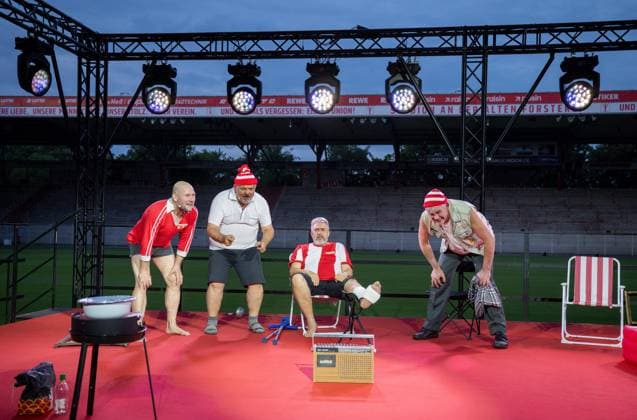 Fußball, Saison 2026 2027, 1. Bundesliga, 1. FC Union Berlin, Union-Theater, Und niemals vergessen: Eisern Union - Das Stück zum Spiel, erste Vorstellung im Stadion An der Alten Försterei, im Bild: v. l. die Schauspieler Chis Lopatta, Frank Auerbach, Alexander Hörbe und Dirk Schoedon bejubeln das Tor des 1. FC Union zum 3:2 beim FC Karl-Marx-Stadt am 28. Mai 1988, 15.07. 2026, *** Soccer, 2026–2027 season, Bundesliga 1, 1. FC Union Berlin, Union Theater, And Never Forget: Eisern Union —the play based on the game, first performance at the Stadion An der Alten Försterei; pictured from left: actors Chis Lopatta, Frank Auerbach, Alexander Hörbe, and Dirk Schoedon celebrate 1 FC Union’s goal to make it 3–2 against FC Karl Marx Stadt on May 28, 1988, July 15, 2026, Copyright: xMatthiasxKochx