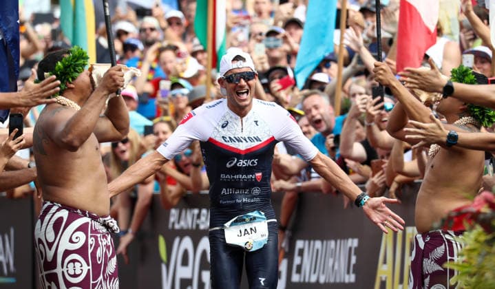 epaselect USA HAWAII IRONMAN 2019 Ironman World Championship, WM, Weltmeisterschaft epaselect epa07916574 Jan Frodeno of Germany high fives the crowd as he approaches the finish line before winning the 2019 Ironman World Championship Triathlon in Kailua-Kona, Hawaii, USA, 12 October 2019. Kailua-Kona United States  Copyright: xDARRYLxOUMIx