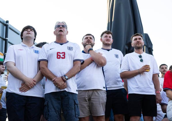 England v Argentina at Broomfields England fans in The Ravens Nest before a screening of the FIFA World Cup, WM, Weltmeisterschaft, Fussball 2026 match between England and Argentina at Broomfields in the CopperJax Community Stadium, London 15 07 2026 UK Newspapers OUT Copyright: xBenxPetersx FIL-23623-0010
