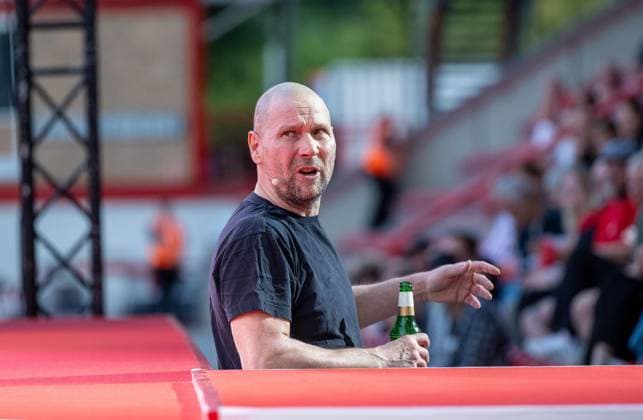 Fußball, Saison 2026 2027, 1. Bundesliga, 1. FC Union Berlin, Union-Theater, Und niemals vergessen: Eisern Union - Das Stück zum Spiel, erste Vorstellung im Stadion An der Alten Försterei, im Bild: Schauspieler Chris Lopatta, 15.07. 2026, *** Soccer, 2026–2027 season, Bundesliga 1, 1. FC Union Berlin, Union Theater, And Never Forget: Eisern Union —the play based on the game, first performance at the An der Alten Försterei stadium; pictured: actor Chris Lopatta, July 15, 2026, Copyright: xMatthiasxKochx