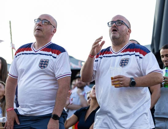 England v Argentina at Broomfields England fans in The Ravens Nest during a screening of the FIFA World Cup, WM, Weltmeisterschaft, Fussball 2026 match between England and Argentina at Broomfields in the CopperJax Community Stadium, London 15 07 2026 UK Newspapers OUT Copyright: xBenxPetersx FIL-23623-0022
