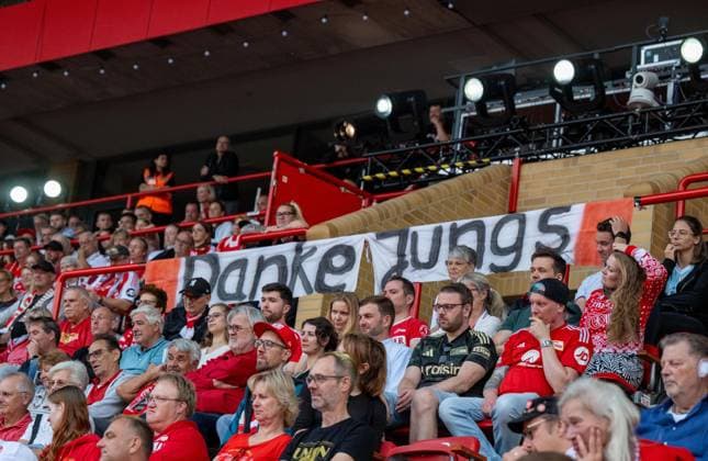 Fußball, Saison 2026 2027, 1. Bundesliga, 1. FC Union Berlin, Union-Theater, Und niemals vergessen: Eisern Union - Das Stück zum Spiel, erste Vorstellung im Stadion An der Alten Försterei, im Bild: Zuschauer und Danke Jungs, 15.07. 2026, *** Soccer, 2026–2027 season, Bundesliga 1, 1. FC Union Berlin, Union Theater, And Never Forget: Eisern Union —the play based on the game, first performance at the An der Alten Försterei stadium, pictured: spectators and Thanks, guys, July 15, 2026, Copyright: xMatthiasxKochx