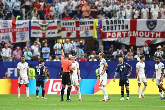 Sport Bilder des Tages Elliot Anderson of England is shown the yellow card England v Argentina, 2026 FIFA World Cup, WM, Weltmeisterschaft, Fussball Semi Final, Football, Atlanta Stadium, Atlanta, Georgia, USA - 15 Jul 2026Atlanta Atlanta Stadium Georgia (GA) United States of America  Copyright: xMichaelxZemanek Shutterstockx 16992756bi