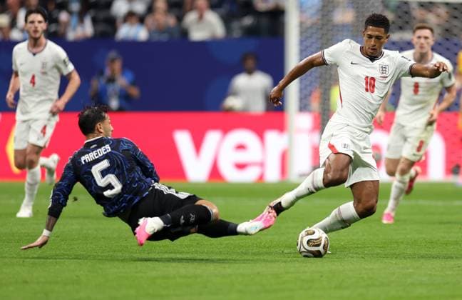 US Soccer World Cup England - Argentina 9206133 15.07.2026 England™s Jude Bellingham is challenged by Argentina™s Leandro Paredes during the FIFA World Cup, WM, Weltmeisterschaft, Fussball 2026 semi-final soccer match between England and Argentina at the Atlanta Stadium in Atlanta, Georgia, the United States. Nafis Sirazetdinov Sputnik Atlanta Georgia USA  Copyright: xNafisxSirazetdinovx