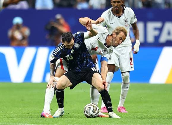 Harry Kane of England tackles Lionel Messi of Argentina England v Argentina, 2026 FIFA World Cup, WM, Weltmeisterschaft, Fussball Semi Final, Football, Atlanta Stadium, Atlanta, Georgia, USA - 15 Jul 2026Atlanta Atlanta Stadium Georgia (GA) United States of America  Copyright: xMichaelxZemanek Shutterstockx 16992756bm