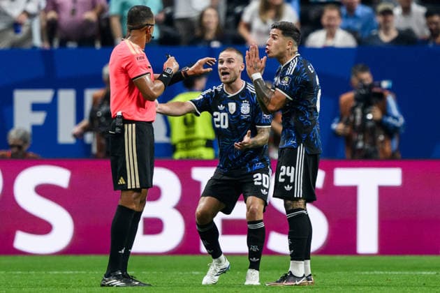 260715 Alexis Mac Allister and Enzo Fernandez of Argentina reacts towards Referee Ismail Elfath during the FIFA World Cup, WM, Weltmeisterschaft, Fussball 2026 semifinal football match between England and Argentina on July 15, 2026 in Atlanta. Photo: Joel Marklund BILDBYRAN kod JM JM0828 bbeng fotboll football soccer fotball vm fotbolls-vm fotball-vm fotbolls-vm 2026 fifa world cup 2026 semifinal england argentina *** July 15, 2026: Alexis Mac Allister and Enzo Fernández of Argentina react toward Referee Ismail Elfath during the 2026 FIFA World Cup soccer semifinal match between England and Argentina on July 15, 2026 in Atlanta. Photo by Joel Marklund. BILDBYRAN code JM JM0828 bbeng soccer football soccer World Cup soccer World Cup 2026 FIFA World Cup 2026 semifinal England Argentina  Copyright: JOELxMARKLUND BB260715JM057
