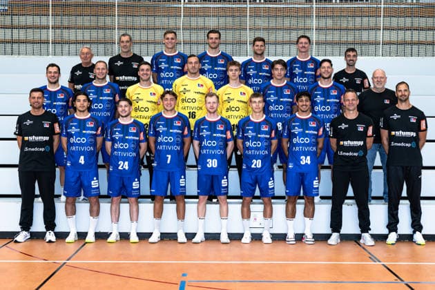 v.l.h.: Ernst Bauser, (HBW Balingen Weilstetten, Mannschaftsbetreuer), Nikola Marinovic, (HBW Balingen Weilstetten, Torwarttrainer), Till Wente, (HBW Balingen Weilstetten, 21), Stefan Bauer, (HBW Balingen Weilstetten, 99), Merlin Fuss, (HBW Balingen Weilstetten, 13), Georg Poehle (HBW Balingen Weilstetten, 94), Mex Raguse (HBW Balingen Weilstetten, 06), Robin Hayd, Physiotherapeut, 2. Reihe, v.l., Merlin Fuss (HBW Balingen Weilstetten, 13), Tobias Heinzelmann (HBW Balingen Weilstetten, 28), Daniel Rebmann, (HBW Balingen Weilstetten, 12, Torwart), Vladimir Cupara, (HBW Balingen Weilstetten, 01, Torwart), Magnus Bierfreund, (HBW Balingen Weilstetten, 16) , Magnus Grupe (HBW Balingen Weilstetten, 08), Csaba Leimeter, (HBW Balingen Weilstetten, 55), Dr.med. Ingo Pufke, Medi. Betreuung (HBW Balingen Weilstetten) , 1.R.v.l., Tobias Hotz, (HBW Balingen Weilstetten, Co Trainer), Tim Ruggiero Matthes (HBW Balingen Weilstetten, 04), Elias Fuegel (HBW Balingen Weilstetten, 24), Elias Huber (HBW Balingen Weilstetten, 07), Sascha Pfattheicher (HBW Balingen Weilstetten, 30), Mischa Locher, (HBW Balingen Weilstetten, 20), Yonatan Dayan (HBW Balingen Weilstetten, 34), Matthias Flohr, (HBW Balingen Weilstetten, Trainer), Athletiktrainer Sascha Ilitsch, HBW Balingen Weilstetten, Handball, Opel 1. Handball Bundesliga, Mannschaftsfoto, Portraittermin, hi.Reihe v.l., Saison 2026 2027, 15.07.2026 Eibner-Pressefoto Andreas Ulmer HBW Balingen Weilstetten, Handball, Opel 1. Handball Bundesliga, Mannschaftsfoto, Portraittermin, hi.Reihe v.l., Saison 2026 2027, 15.07.2026 Balingen *** From left to right: Ernst Bauser, HBW Balingen Weilstetten, team manager; Nikola Marinovic, HBW Balingen Weilstetten, goalkeeper coach; Till Wente, HBW Balingen Weilstetten, 21; Stefan Bauer, HBW Balingen Weilstetten, 99, Merlin Fuss, HBW Balingen Weilstetten, 13, Georg Poehle, HBW Balingen Weilstetten, 94, Mex Raguse, HBW Balingen Weilstetten, 06, Robin Hayd, physical therapist, 2nd row, from left, Merlin Fuss, HBW Balingen Weilstetten, 13, Tobias Heinzelmann, HBW Balingen Weilstetten, 28, Daniel Rebmann, HBW Balingen Weilstetten, 12, goalkeeper, Vladimir Cupara, HBW Balingen Weilstetten, 01, goalkeeper, Magnus Bierfreund, HBW Balingen Weilstetten, 16, Magnus Grupe, HBW Balingen Weilstetten, 08, Csaba Leimeter, HBW Balingen Weilstetten, 55, Dr. Ingo Pufke, Medical Staff, HBW Balingen Weilstetten, 1st from left, Tobias Hotz, HBW Balingen Weilstetten, Assistant Coach, Tim Ruggiero Matthes, HBW Balingen Weilstetten, 04, Elias Fuegel, HBW Balingen Weilstetten, 24, Elias Huber, HBW Balingen Weilstetten, 07, Sascha Pfattheicher, HBW Balingen Weilstetten, 30, Mischa Locher, HBW Balingen Weilstetten, 20, Yonatan Dayan, HBW Balingen Weilstetten, 34, Matthias Flohr, HBW Balingen Weilstetten, Coach, Strength and Conditioning Coach Sascha Ilitsch, HBW Balingen Weilstetten, Handball, Opel 1 Handball Bundesliga, Team Photo, Portrait Session, Back Row from Left, 2026–2027 Season, July 15, 2026 Eibner Press Photo Andreas Ulmer, HBW Balingen Weilstetten, handball, Opel 1 Handball Bundesliga, team photo, portrait session, back row from left, 2026–2027 season, July 15, 2026, Balingen Copyright: xEibner-Pressefoto AndreasxUlmerx EP_AUR
