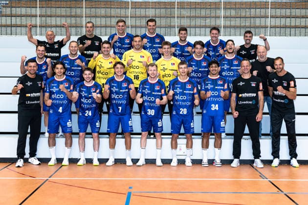 v.l.h.: Ernst Bauser, (HBW Balingen Weilstetten, Mannschaftsbetreuer), Nikola Marinovic, (HBW Balingen Weilstetten, Torwarttrainer), Till Wente, (HBW Balingen Weilstetten, 21), Stefan Bauer, (HBW Balingen Weilstetten, 99), Merlin Fuss, (HBW Balingen Weilstetten, 13), Georg Poehle (HBW Balingen Weilstetten, 94), Mex Raguse (HBW Balingen Weilstetten, 06), Robin Hayd, Physiotherapeut, 2. Reihe, v.l., Merlin Fuss (HBW Balingen Weilstetten, 13), Tobias Heinzelmann (HBW Balingen Weilstetten, 28), Daniel Rebmann, (HBW Balingen Weilstetten, 12, Torwart), Vladimir Cupara, (HBW Balingen Weilstetten, 01, Torwart), Magnus Bierfreund, (HBW Balingen Weilstetten, 16) , Magnus Grupe (HBW Balingen Weilstetten, 08), Csaba Leimeter, (HBW Balingen Weilstetten, 55), Dr.med. Ingo Pufke, Medi. Betreuung (HBW Balingen Weilstetten) , 1.R.v.l., Tobias Hotz, (HBW Balingen Weilstetten, Co Trainer), Tim Ruggiero Matthes (HBW Balingen Weilstetten, 04), Elias Fuegel (HBW Balingen Weilstetten, 24), Elias Huber (HBW Balingen Weilstetten, 07), Sascha Pfattheicher (HBW Balingen Weilstetten, 30), Mischa Locher, (HBW Balingen Weilstetten, 20), Yonatan Dayan (HBW Balingen Weilstetten, 34), Matthias Flohr, (HBW Balingen Weilstetten, Trainer), Athletiktrainer Sascha Ilitsch, den Aufstieg feiernd HBW Balingen Weilstetten, Handball, Opel 1. Handball Bundesliga, Mannschaftsfoto, Portraittermin, hi.Reihe v.l., Saison 2026 2027, 15.07.2026 Eibner-Pressefoto Andreas Ulmer HBW Balingen Weilstetten, Handball, Opel 1. Handball Bundesliga, Mannschaftsfoto, Portraittermin, hi.Reihe v.l., Saison 2026 2027, 15.07.2026 Balingen *** From left to right: Ernst Bauser, HBW Balingen Weilstetten, team manager; Nikola Marinovic, HBW Balingen Weilstetten, goalkeeper coach; Till Wente, HBW Balingen Weilstetten, 21; Stefan Bauer, HBW Balingen Weilstetten, 99, Merlin Fuss, HBW Balingen Weilstetten, 13, Georg Poehle, HBW Balingen Weilstetten, 94, Mex Raguse, HBW Balingen Weilstetten, 06, Robin Hayd, physical therapist, 2nd row, from left, Merlin Fuss, HBW Balingen Weilstetten, 13, Tobias Heinzelmann, HBW Balingen Weilstetten, 28, Daniel Rebmann, HBW Balingen Weilstetten, 12, goalkeeper, Vladimir Cupara, HBW Balingen Weilstetten, 01, goalkeeper, Magnus Bierfreund, HBW Balingen Weilstetten, 16, Magnus Grupe, HBW Balingen Weilstetten, 08, Csaba Leimeter, HBW Balingen Weilstetten, 55, Dr. Ingo Pufke, Medical Staff, HBW Balingen Weilstetten, 1st from left, Tobias Hotz, HBW Balingen Weilstetten, Assistant Coach, Tim Ruggiero Matthes, HBW Balingen Weilstetten, 04, Elias Fuegel, HBW Balingen Weilstetten, 24, Elias Huber, HBW Balingen Weilstetten, 07, Sascha Pfattheicher, HBW Balingen Weilstetten, 30, Mischa Locher, HBW Balingen Weilstetten, 20, Yonatan Dayan, HBW Balingen Weilstetten, 34, Matthias Flohr, HBW Balingen Weilstetten, Coach, Strength and Conditioning Coach Sascha Ilitsch, celebrating promotion HBW Balingen Weilstetten, Handball, Opel 1 Handball Bundesliga, team photo, portrait session, back row from left, 2026–2027 season, July 15, 2026 Eibner Press Photo Andreas Ulmer HBW Balingen Weilstetten, handball, Opel 1 Handball Bundesliga, team photo, portrait session, back row from left, 2026–2027 season, July 15, 2026, Balingen Copyright: xEibner-Pressefoto AndreasxUlmerx EP_AUR