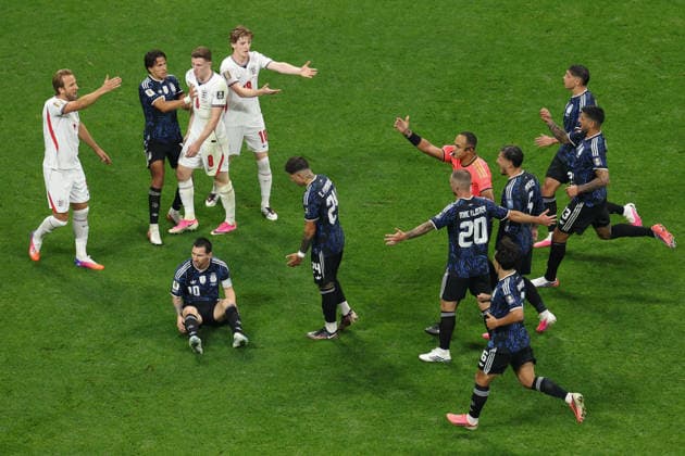 England v Argentina FIFA World Cup, WM, Weltmeisterschaft, Fussball 15 July 2026, Atlanta - FIFA World Cup Football - Semi-Final - England v Argentina - Argentina players surround referee Ismail Elfath after a foul on Lionel Messi - Photo: Charlotte Wilson Offside. Atlanta Georgia USA *** England gegen Argentinien – FIFA-Weltmeisterschaft am 15. Juli 2026 in Atlanta – Halbfinale der FIFA-Fußball-Weltmeisterschaft: England gegen Argentinien. Argentinische Spieler umringen Schiedsrichter Ismail Elfath nach einem Foul an Lionel Messi. Foto: Charlotte Wilson. Abseits. Atlanta, Georgia, USA  Copyright: xCharlottexWilsonx xOffsidexOffside