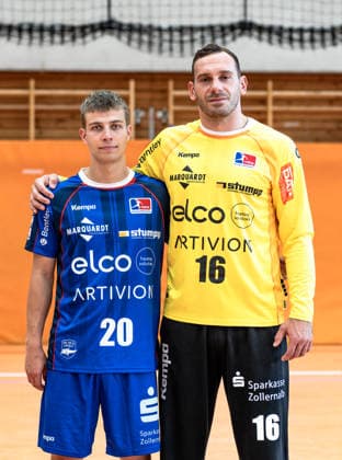 v.l., Mischa Locher, (HBW Balingen Weilstetten, 20), Vladimir Cupara, (HBW Balingen Weilstetten, 01, Torwart), Neuzugaenge Saison 2026 2027 HBW Balingen Weilstetten, Handball, Opel 1. Handball Bundesliga, Mannschaftsfoto, Portraittermin, hi.Reihe v.l., Saison 2026 2027, 15.07.2026 Eibner-Pressefoto Andreas Ulmer HBW Balingen Weilstetten, Handball, Opel 1. Handball Bundesliga, Mannschaftsfoto, Portraittermin, hi.Reihe v.l., Saison 2026 2027, 15.07.2026 Balingen *** From left: Mischa Locher, HBW Balingen Weilstetten, 20, Vladimir Cupara, HBW Balingen Weilstetten, 01, goalkeeper, new signings for the 2026–2027 season, HBW Balingen Weilstetten, handball, Opel 1 Handball Bundesliga, team photo, portrait session, back row from left, 2026–2027 season, July 15, 2026 Eibner Press Photo Andreas Ulmer HBW Balingen Weilstetten, Handball, Opel 1 Handball Bundesliga, Team Photo, Portrait Session, Back Row from Left, 2026–2027 Season, July 15, 2026, Balingen Copyright: xEibner-Pressefoto AndreasxUlmerx EP_AUR