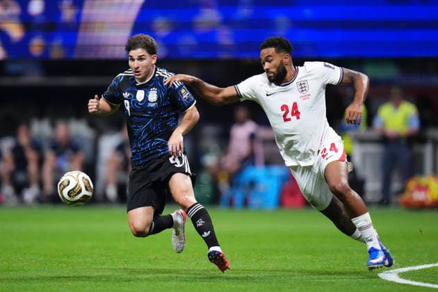 July 15, 2026, Atlanta, Georgia, United States: Reece James of England and Julian Alvarez of Argentina compete for the ball during the FIFA World Cup, WM, Weltmeisterschaft, Fussball 2026 Semi Final match between England and Argentina at Atlanta Stadium on July 15, 2026 in Atlanta, Georgia. Atlanta United States - ZUMAa181 20260715_zaa_a181_053 Copyright: xJosexBretonx