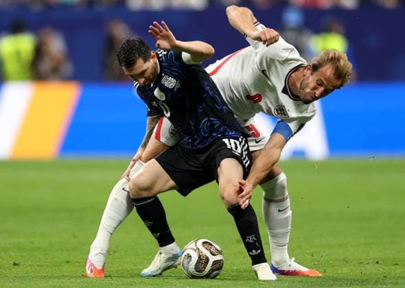 US Soccer World Cup England - Argentina 9206146 15.07.2026 Argentina™s Lionel Messi and England™s Harry Kane struggle for the ball during the FIFA World Cup, WM, Weltmeisterschaft, Fussball 2026 semi-final soccer match between England and Argentina at the Atlanta Stadium in Atlanta, Georgia, the United States. Nafis Sirazetdinov Sputnik Atlanta Georgia USA  Copyright: xNafisxSirazetdinovx