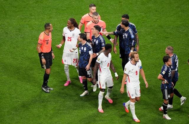 Djed Spence of England speaks with the referee. England v Argentina, 2026 FIFA World Cup, WM, Weltmeisterschaft, Fussball Semi Final, Football, Atlanta Stadium, Atlanta, Georgia, USA - 15 Jul 2026Atlanta Atlanta Stadium Georgia (GA) United States of America  Copyright: xIsmaelxAdnan Shutterstockx 16992263cd