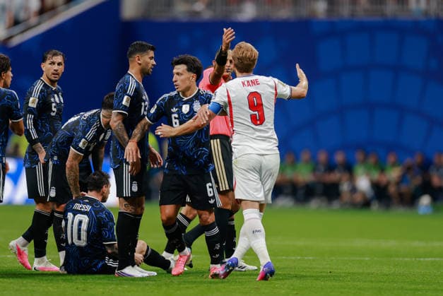 2026 FIFA World Cup, WM, Weltmeisterschaft, Fussball Semi Final England v Argentina Atlanta Stadium, Georgia 15.07.2026 Referee Ismail Elfath shows Lisandro Martinez of Argentina a yellow card 2026 FIFA World Cup Semi Final England v Argentina Atlanta Stadium, Georgia 15.07.2026 Photograph By Marc Aspland The Times  Copyright: xMarcxAsplandx NINTCHDBPICT001095548411