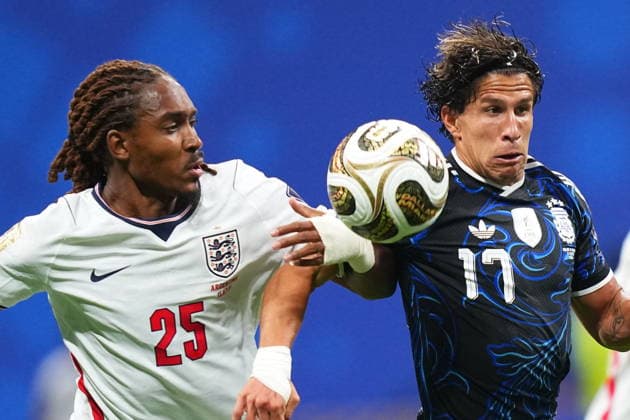 England v Argentina - FIFA World Cup, WM, Weltmeisterschaft, Fussball 2026 - Semi Finals ATLANTA, USA - JULY 15: Giuliano Simeone (17) of Argentina in action against Djed Spence (25) of England during the 2026 FIFA World Cup semi-final match between England and Argentina at Mercedes-Benz Stadium (Atlanta Stadium) in Atlanta, Georgia, United States on July 15, 2026. Evrim Aydin Anadolu Georgia United States. Editorial use only. Please get in touch for any other usage.  Copyright: x2026xAnadoluxEvrimxAydinx