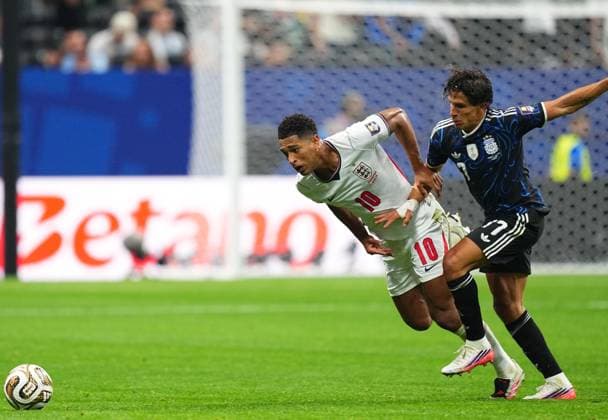 England v Argentina - FIFA World Cup, WM, Weltmeisterschaft, Fussball 2026 - Semi Finals ATLANTA, USA - JULY 15: Jude Bellingham of England competes against Giuliano Simeone of Argentina during the 2026 FIFA World Cup semi-final match between England and Argentina at Mercedes-Benz Stadium (Atlanta Stadium) in Atlanta, Georgia, United States on July 15, 2026. Evrim Aydin Anadolu Georgia United States. Editorial use only. Please get in touch for any other usage.  Copyright: x2026xAnadoluxEvrimxAydinx