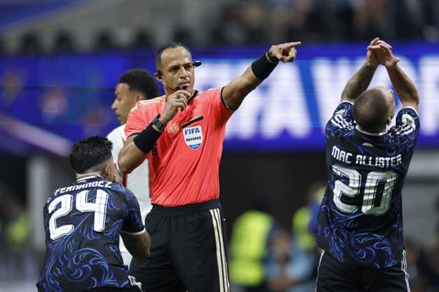 ATLANTA - Enzo Fernandez of Argentina and referee Ismail Elfath during the 2026 FIFA World Cup, WM, Weltmeisterschaft, Fussball semi-final match between England and Argentina at the Atlanta Stadium on July 15, 2026, in Atlanta, Georgia, United States. MAURICE VAN STEEN ANP FIFA World Cup 2026 - semi final 2026 xVIxANPxSportx xMauricexvanxSteenxIVx 563603775 originalFilename: 563603775.jpg