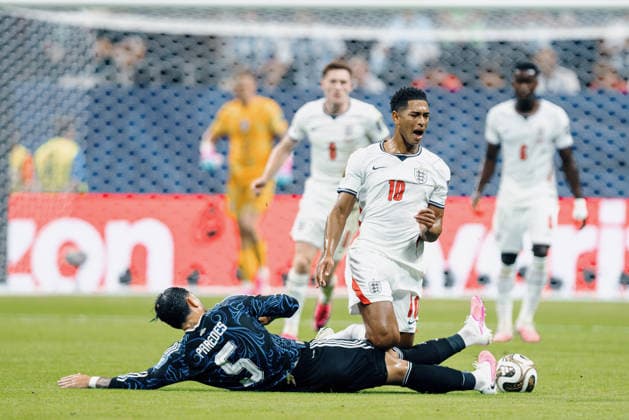 England vs Argentina ATLANTA, GE - 15.07.2026: ENGLAND VS ARGENTINA - Leandro Paredes of Argentina challenges Jude Bellingham of England for the ball during the match between England and Argentina, valid for the semi-final of the 2026 World Cup, held at the Mercedes-Benz Stadium in Atlanta, United States. (Photo: Marcelo Machado de Melo Fotoarena) x2985182x  MarceloxMachadoxdexMelo
