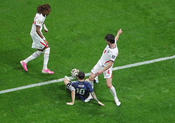 FIFA World Cup, WM, Weltmeisterschaft, Fussball 2026 semifinals - England vs Argentina Lionel Messi of Argentina (C) and Declan Rice of England (R) in action during the FIFA World Cup 2026 semifinals match England against Argentina, in Atlanta, USA, 15 July 2026. ATLANTA United States  Copyright: xCRISTOBALxHERRERA-ULASHKEVICHx