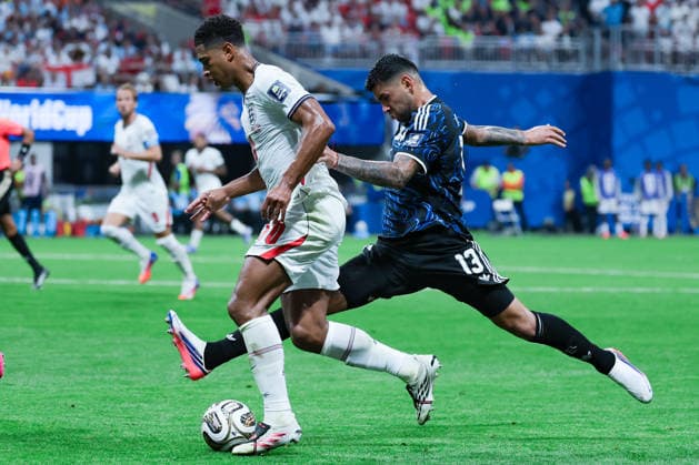 Jude Bellingham of England (L) runs with the ball under pressure from Cristian Romero of Argentina (R) during a FIFA Men’s World Cup 2026 semi-final football match between England and Argentina at Atlanta Stadium, in Atlanta on July 15th 2026 (Photo by Leo Barrilari SPP)  Copyright: xLeoxBarrilari SPPx Sportspressphoto_SPR191315