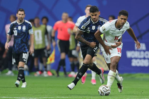 England v Argentina: Semi Final - FIFA World Cup, WM, Weltmeisterschaft, Fussball 2026 Cristian Romero of Argentina and Jude Bellingham of England challenge during the FIFA World Cup 2026 Semi Final match between England and Argentina at Atlanta Stadium on July 15, 2026 in Atlanta, United States. Atlanta Atlanta Stadium GA United States Copyright: xAllstarxPicturexLibraryxLtdx