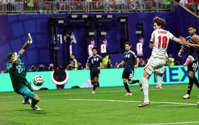 FIFA World Cup, WM, Weltmeisterschaft, Fussball 2026 semifinals - England vs Argentina Anthony Gordon of England (R) scores the 1-0 during the FIFA World Cup 2026 semifinals match England against Argentina, in Atlanta, USA, 15 July 2026. ATLANTA United States  Copyright: xRONALDxWITTEKx